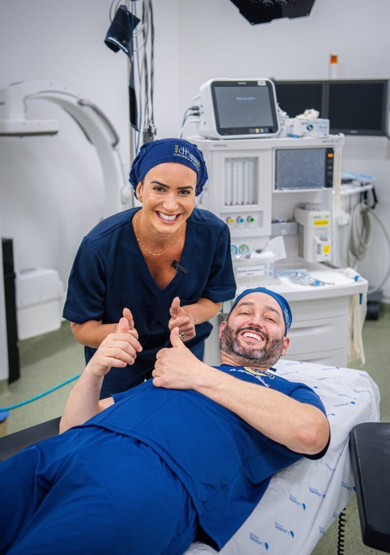 Dr. Henrique e Dra. Nicoli Brioschi no centro cirúrgico